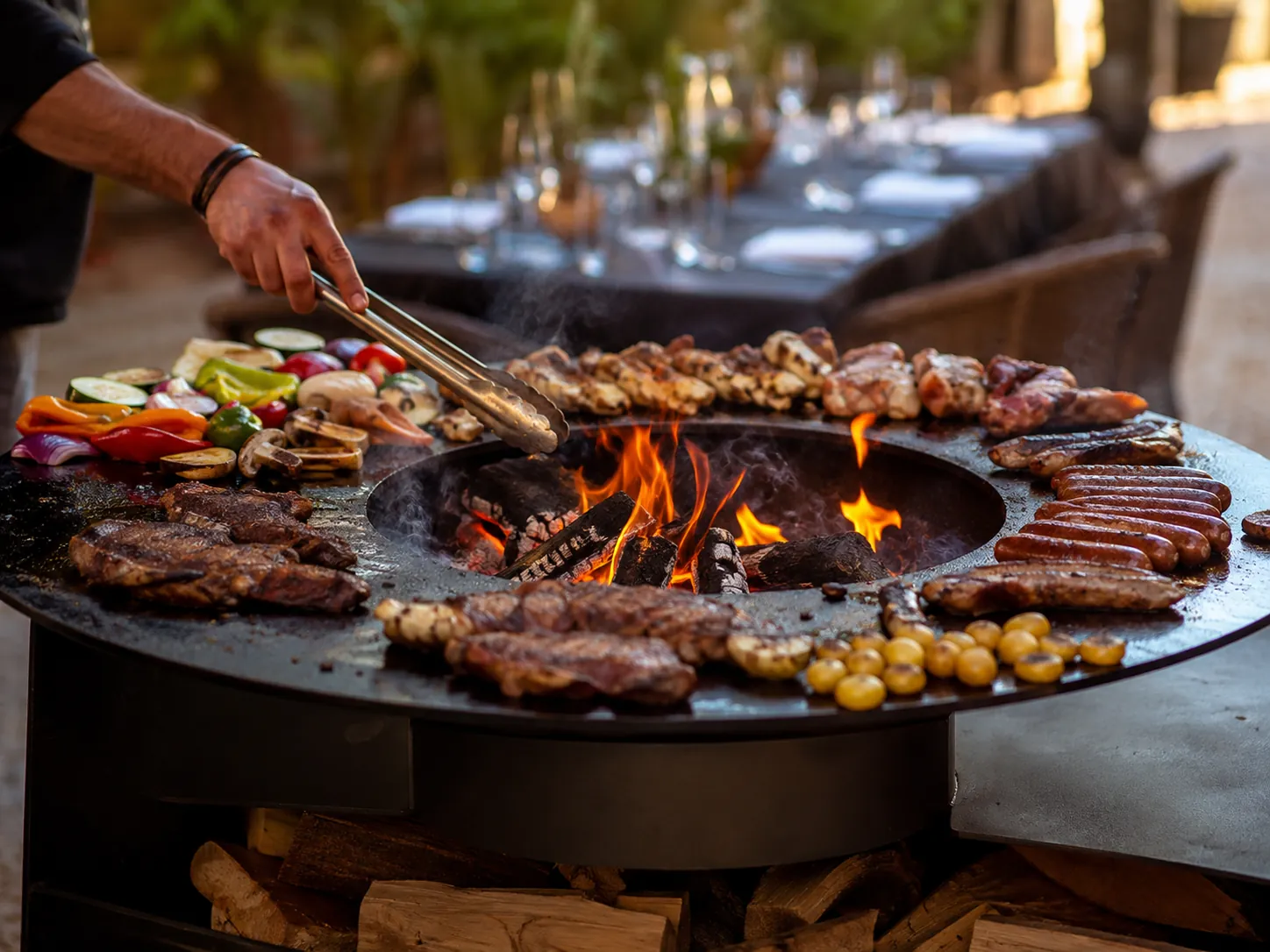 Viandes et légumes grillés au brasero au feu de bois lors d'un mariage en Drôme — réalisation Maison Désir & Gourmandise
