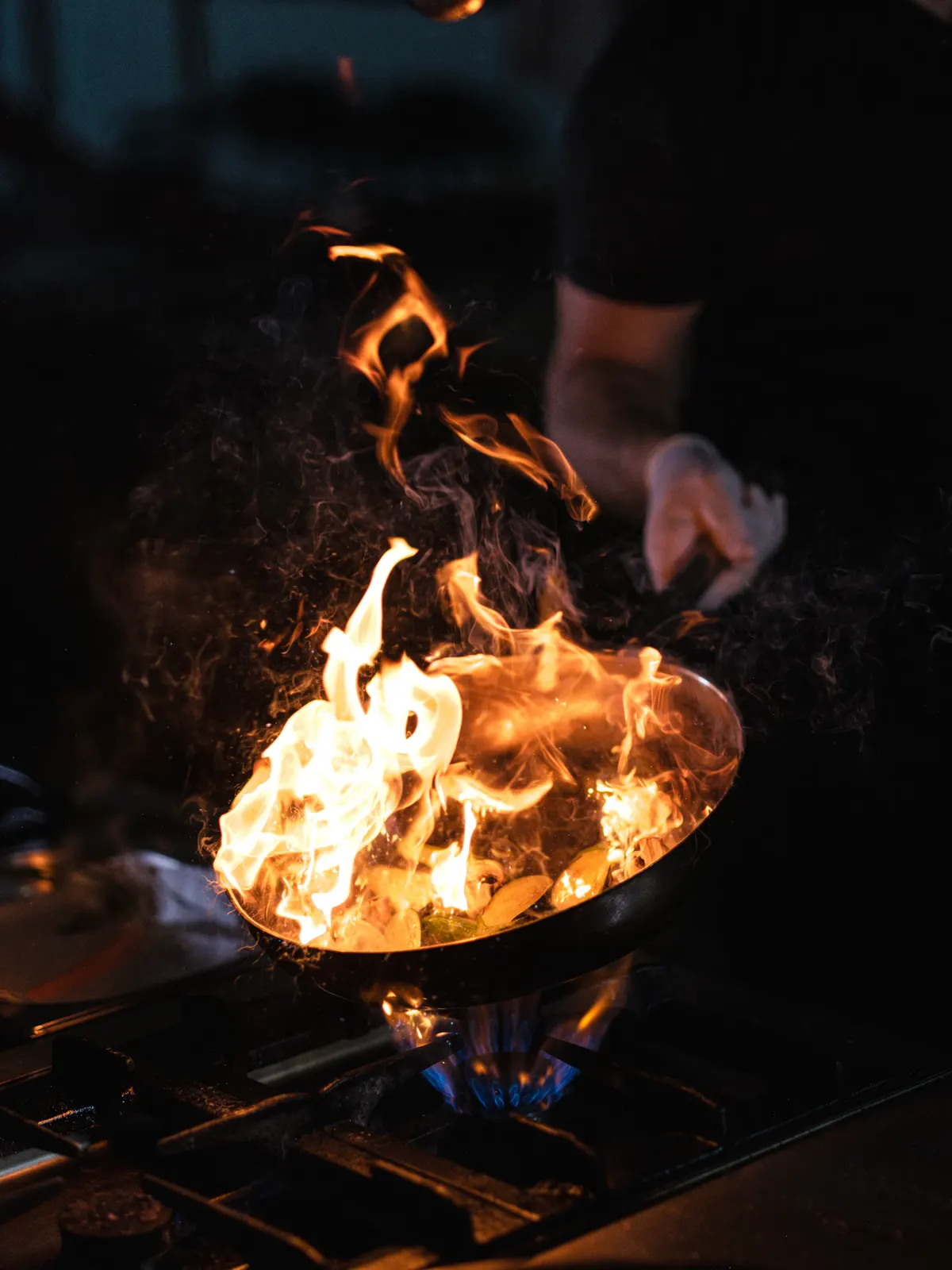 Cuisson de la paella au feu de bois lors d'un événement